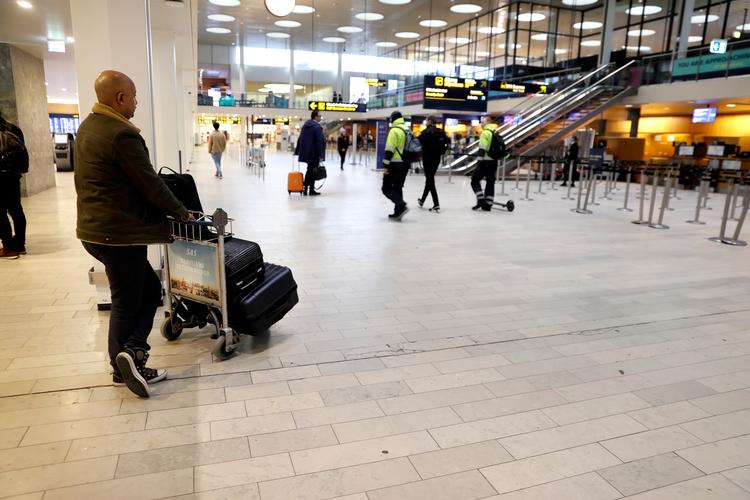 Der er ret stille i Københavns Lufthavn i Kastrup, hvor ankommende passagerer fra orange zone kun i begrænset omfang får besked om de forholdsregler, myndighederne har foreslået. Foto: Jens Dresling/POLFOTO