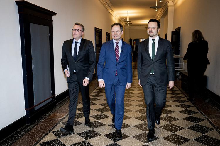     Skatteminister Morten Bødskov, finansminister Nicolai Wammen og erhvervsminister Simon Kollerup ankommer. Foto: Ida Guldbæk Arentsen/Ritzau Scanpix