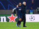 Tottenham-manager José Mourinho forsøgte efter øretæven i Leipzig at trøste sin angriber Lucas Moura, men det var ikke en let opgave. Og nærmeste fremtid for London-klubben bliver heller ikke let.  Foto: Annegret Hilse/Ritzau Scanpix