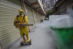 En sundhedsarbejder desinficerer et område i Wuhan tidligere i dag.  Foto: Str/Ritzau Scanpix