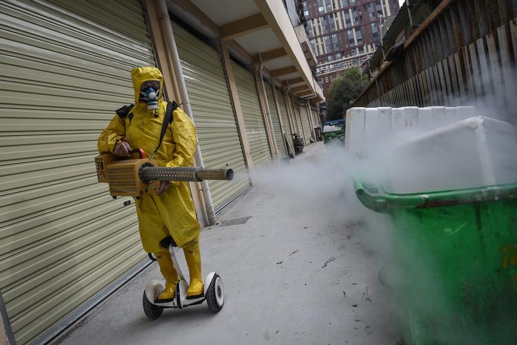 En sundhedsarbejder desinficerer et område i Wuhan tidligere i dag.  Foto: Str/Ritzau Scanpix
