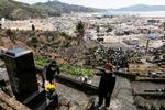Der lægges blomster på gravene på begravelsespladsen i Otsuchi på årsdagen for den meget voldsomme naturkatastrofe. Foto: Str/Ritzau Scanpix