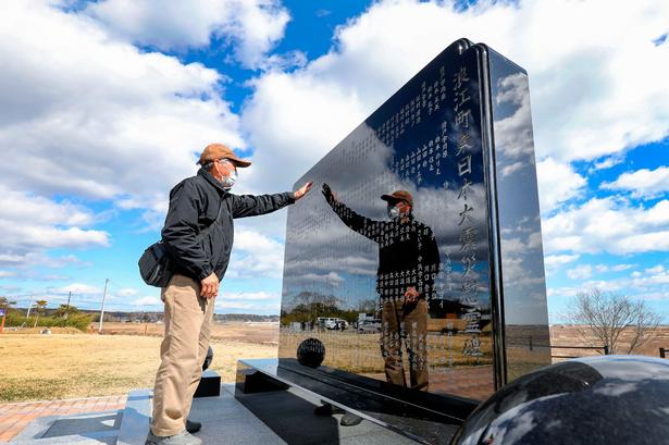 Årsdagen for tsunamikatastrofen i Japan i 2011 er markeret med mindehøjtideligheder. Det er ni år siden, 18.000 mennesker mistede livet og betydelige områder blev ødelagt af flodbølgen og af den atomforurening, der ramte området omkring Fukushima-værket.  Foto: Str/Ritzau Scanpix