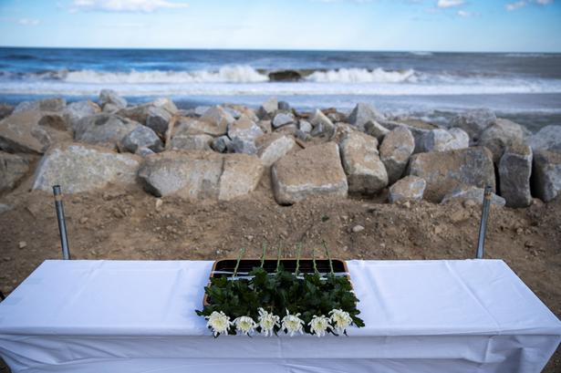 Blomster ved et interimistisk mindealter for de mange, der døde i Fukushima. Foto: Athit Perawongmetha/Ritzau Scanpix