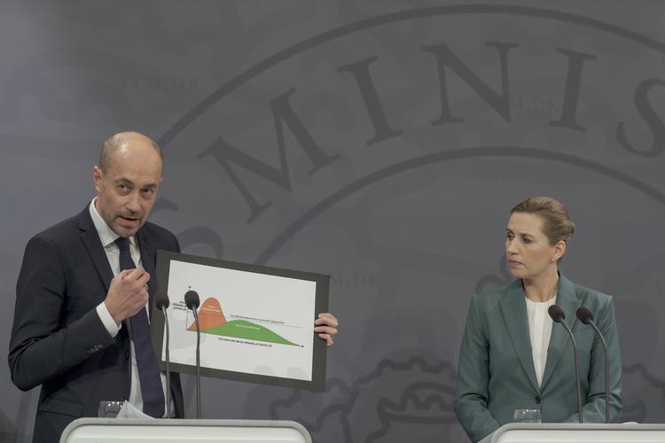 Sundheds- og ældreminister Magnus Heunicke på gårsdagens pressemøde om corona, hvor ministeren viste en graf, der viser, hvor mange smittede, vi kan få, hvis vi ikke får afbødet smitten. Det handler om at sikre, at der er sygehuspersonale nok til at hjælpe svage danskere - herunder ældre.  Foto: Miriam Dalsgaard/POLFOTO