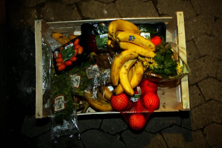 Det er ikke kun private skraldespande, der bugner af spiselige madvarer. To tredjedele af Danmarks madspild sker i institutioner, på restauranter og i detailhandlen, hvor spiselige varer smides ud, fordi sidste salgsdato er overskredet. Foto: Martin Lehmann/POLFOTO