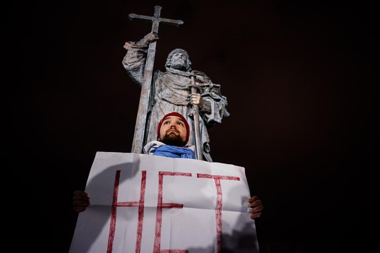 'Nej' står der på denne plakat, som en demonstrant holder foran Kreml.  Foto: Dimitar Dilkoff/Ritzau Scanpix