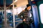 Toget fra Københavns Hovedbanegård mod Køge er næsten tomt på vej ud af byen. Men når Jesper Dam skal hjem igen ved 16-tiden, tager han gerne cyklen hele vejen for at undgå myldretiden. Foto: Ivan Boll Foto: Ivan Boll