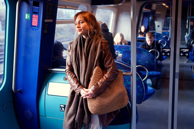 I et tog mod Farum står Marie-Kristine Kuskner. Regeringen har opfordret til, at man undgår myldretiden for at inddæmme coronasmitte. Foto: Ivan Boll Foto: Ivan Boll