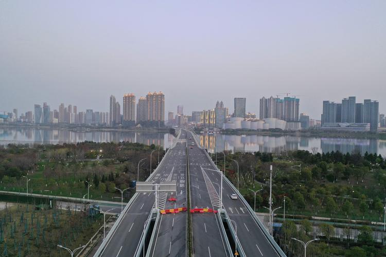 Normalt er der stankørsel på denne hovedvej i Wuhan. Men lige nu er der stille i den kinesiske storby, hvis indbyggere er sat i coronakarantæne. Foto: Str/Ritzau Scanpix
