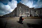 I tv-serien 'Gomorrah' danner Le Vele's markante arkitektur baggrund for mafiamord og narkohandel. I dag er der trods alt mere roligt i området, men bygningerne må snart lade livet.   Foto: Filippo Monteforte, AFP/Ritzau Scanpix
