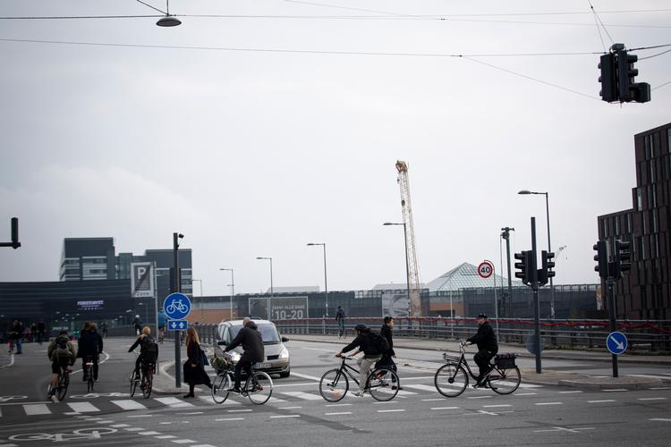 I oktober 2019 åbnede Københavns bredeste cykelsti på den nye Dybbølsbro. Den har dog paradoksalt nok voldt problemer for cyklisterne, hvorfor teknik- og miljøforvaltningen flere gange har forsøgt at justere trafikløsningen. Nu er borgmesteren gået ind i sagen og varsler nye forbedringer.  Foto: Nima Taheri/POLFOTO