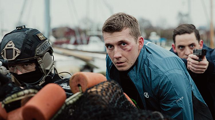 Sebastian Jessen i rollen som Jakob, der er politibetjent i Brødrene Avaz' kommende tv-serie ’Alfa’.  Foto: Emilia Staugaard / TV 2