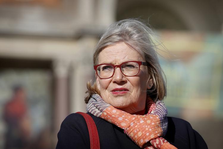  Efter et travlt arbejdsliv brugte Tove Nielsen et par år eller tre på at vænne sig til at være pensionist.  Nu holder hun foredrag om overgangen fra arbejdsliv til pensionisttilværelse. Her er hun fotograferet foran Statens Museum for Kunst.   Foto: Jens Dresling/POLFOTO