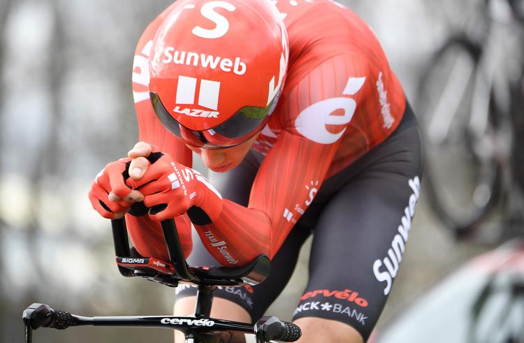 I fornem aerodynamisk stil suser Søren Kragh Andersen af sted mod triumfen på enkeltstarten i Paris-Nice.
 Foto: Alain Jocard/Ritzau Scanpix