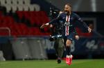 Neymar fejrer sin 1-0-scoring på Parc des Princes, og der var da heller ikke nogen tilskuere til at hjælpe ham onsdag aften. Det havde coronavirus sat en stopper for. Foto: -/Ritzau Scanpix
