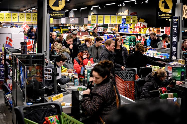 Flere hundrede mennesker strømmede ind i Netto på Ole Rømers Vej i Svendborg efter meldingen om de seneste tiltag mod Corona-smitten, hvor de fyldte indkøbsvognene. Men bortset fra et godt salg, er der ikke mange positive udsigter for dansk økonomi. Foto: Michael Bager/Ritzau Scanpix
