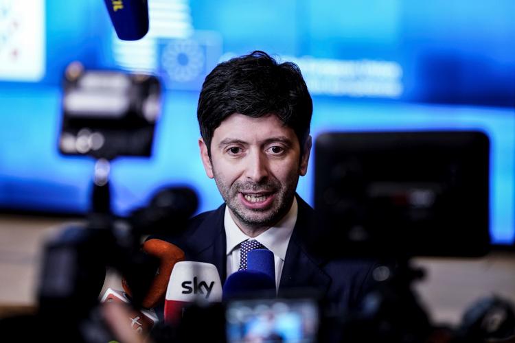 Italiens sundhedsminister, Roberto Speranza, taler med journalister efter et møde i EU-hovedkvarteret i Bruxelles i går.  Foto: Kenzo Tribouillard/Ritzau Scanpix