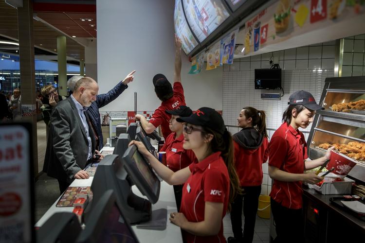 KFC vil udfase turbokylling og melder sig dermed ind i flokken, som vil højne niveauet for dyrevelfærd. Foto: Mads Nissen/POLFOTO