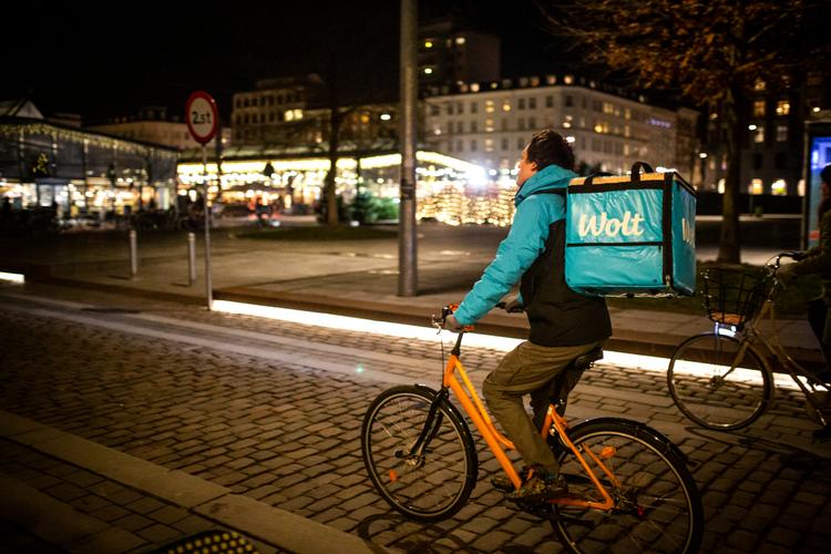 Man skulle måske tro, at takeaway-branchen boomer, og flere og flere af de hårdt pressede restauranter begynder da også at tilbyde takeaway. Men ifølge udbringningsfirmaerne Wolt og Room Service er efterspørgslen på takeaway ikke stigende.  Foto: Jens Hartmann Schmidt/POLFOTO