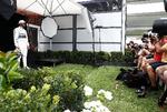   Fotograferne blev holdt på afstand, da verdensmester Lewis Hamilton stillede op til sæsonens første session i Melbourne. Foto: Edgar Su/Ritzau Scanpix