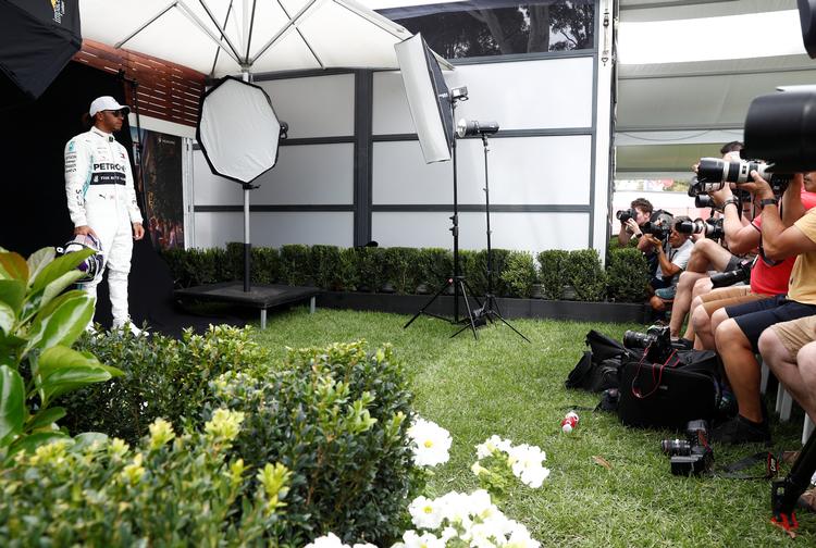   Fotograferne blev holdt på afstand, da verdensmester Lewis Hamilton stillede op til sæsonens første session i Melbourne. Foto: Edgar Su/Ritzau Scanpix