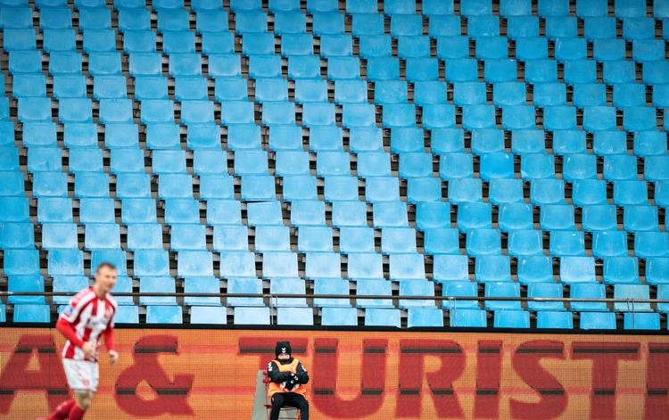 En bolddreng, en spiller - men ingen tilskuere. Et blik på fodboldsituationen i Danmark. Men ser vi på billedet i Europa, kan det blive det værste sportsår nogensinde. Siden Anden Verdenskrig.  Foto: Henning Bagger/Ritzau Scanpix