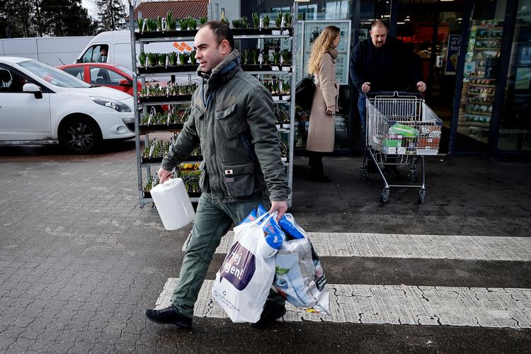 Som mange andre har manden her toiletpapir under armen. Foto: Jens Dresling/POLFOTO