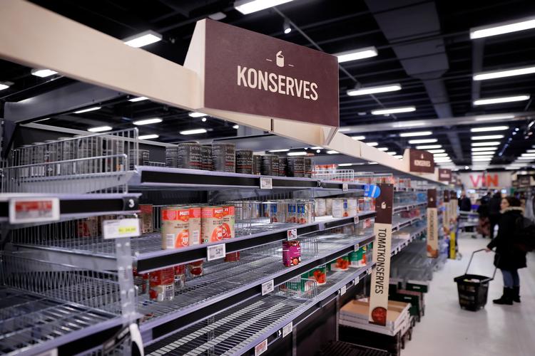 Fields I Ørestaden. Masser af varer hos Bilka i Fields, hvor der kun mangler konserves, gær og lidt tomater.   Foto: Jens Dresling/POLFOTO