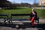 Tove Nielsen brugte et par eller tre år på vænne sig til at blive pensionist efter et travlt arbejdsliv.  Nu holder hun som 69 årig foredrag for PFA's kunder, der står på kanten af pensionering om sine erfaringer. Her fotograferet foran Statens museum for Kunst.   Foto: Jens Dresling/POLFOTO