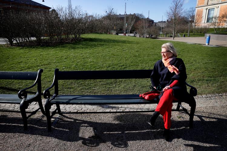 Tove Nielsen brugte et par eller tre år på vænne sig til at blive pensionist efter et travlt arbejdsliv.  Nu holder hun som 69 årig foredrag for PFA's kunder, der står på kanten af pensionering om sine erfaringer. Her fotograferet foran Statens museum for Kunst.   Foto: Jens Dresling/POLFOTO