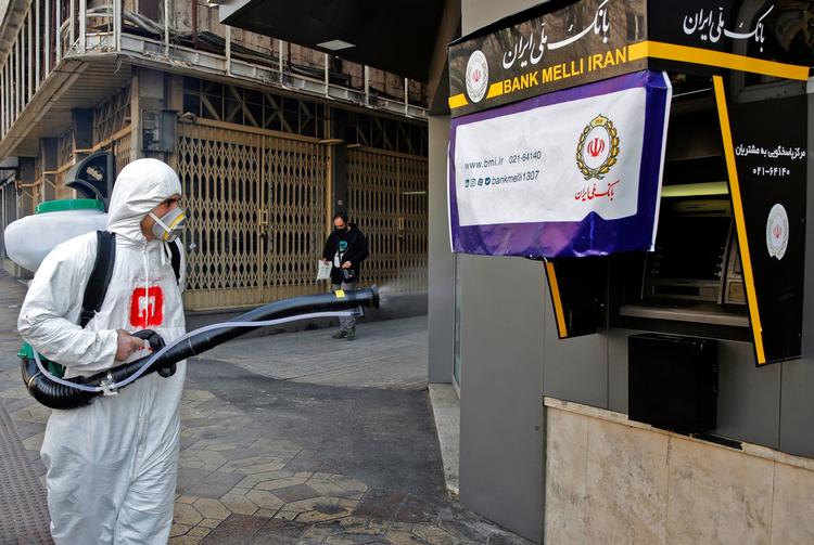 Teheran anian fire fighters and municipality workers disinfect a street in the capital Tehran for corona virus COVID-19 on March 5, 2020. - Iran today reported 15 new deaths from the novel coronavirus and 591 fresh cases in the past 24 hours, bringing the toll to 107 dead and 3, 513 infected. (Photo by STR / AFP)   Foto: Str/Ritzau Scanpix