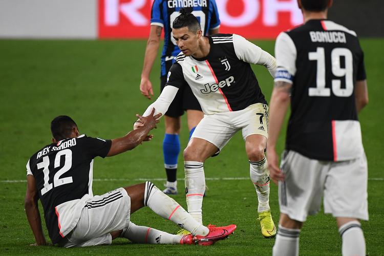Juventus-stjernerne Alex Sandro, Cristiano Ronaldo og Leonardo Bonnucci må vente med at spille Champions League et stykke tid.     Foto: Vincenzo Pinto/Ritzau Scanpix