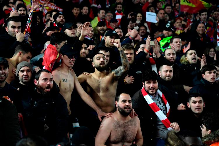 Fodboldfans i titusindvis samledes onsdag til fodboldkamp i Liverpool. Coronavirusrisiko eller ej. Foto: Javier Soriano/Ritzau Scanpix
