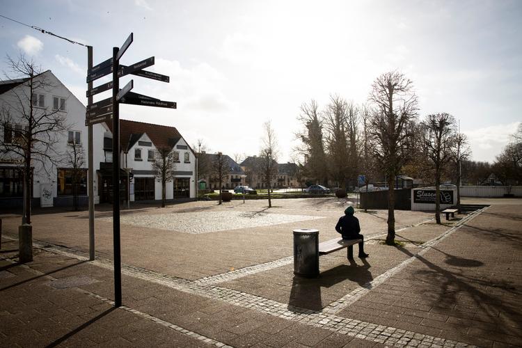 Det kan være en ensom affære at begive sig ud i Frederiksværks centrum. Mange holder sig væk fra gågaden. Foto: Andreas Merrald/POLFOTO