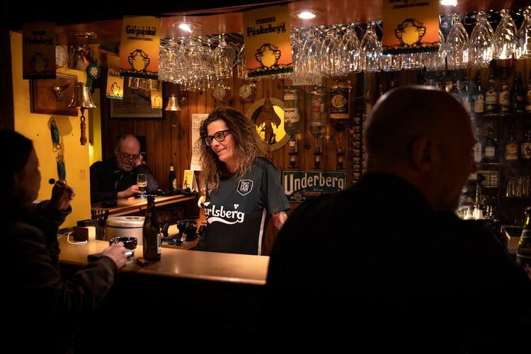     Cafeer, værtshuse og restauranter skal lukke i 2 uger. Bodega-bestyrer Mette Risdal fra Kanal Bodegaen på Christianshavn tøver.   Foto: Peter Hove Olesen/POLFOTO