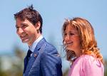 Den canadiske premierminister Justin Trudeau og hans hustru Sophie Gregoire Trudeau. Hun er smittet med coronavirus, og han går derfor i karantæne. Foto: Geoff Robins/Ritzau Scanpix