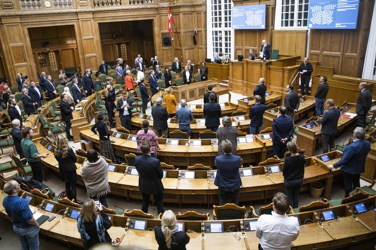 Folketinget hastebehandlede torsdag aften den lovpakke, der skal muliggøre regeringsindgreb mod udbredelse af smitte med coronavirus. Folketingets medlemmer skulle stå op og stemme, fordi de ikke måtte benytte den sædvanelige metode med at trykke på en knap.  Alle stemte for lovpakken.  Foto: Ólafur Steinar Rye Gestsson/Ritzau Scanpix