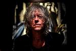 Bob Geldof er tilbage i spidsen for The Boomtown Rats, der melder sig under fanerne med piber, trommer og sirener. Foto: Christophe Archambault/Ritzau Scanpix