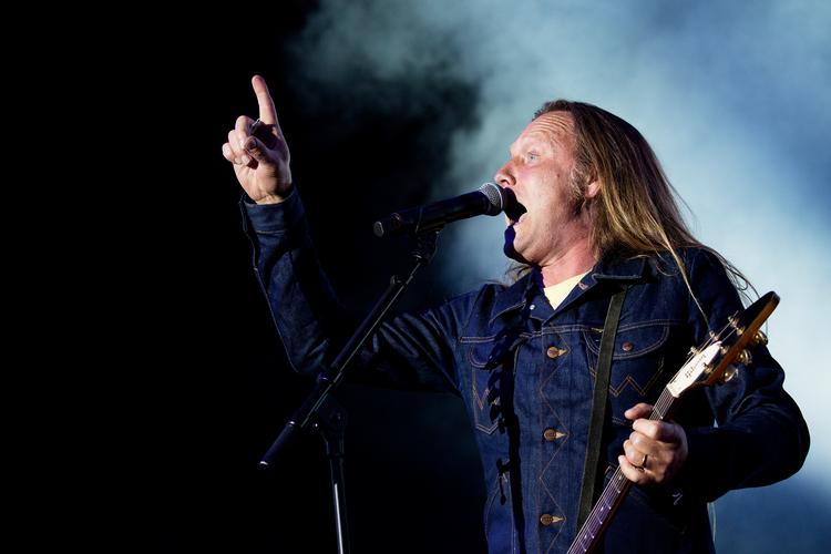 Det danske band D-A-D, på billedet frontmand Jesper Binzer, måtte aflyse store koncerter i Royal Arena og Jyske Bank Boxen. Nu har regeringen mulighed for at kompensere arrangørerne for mistet indtjening som følge af aflysninger.  Foto: Thomas Borberg/POLFOTO