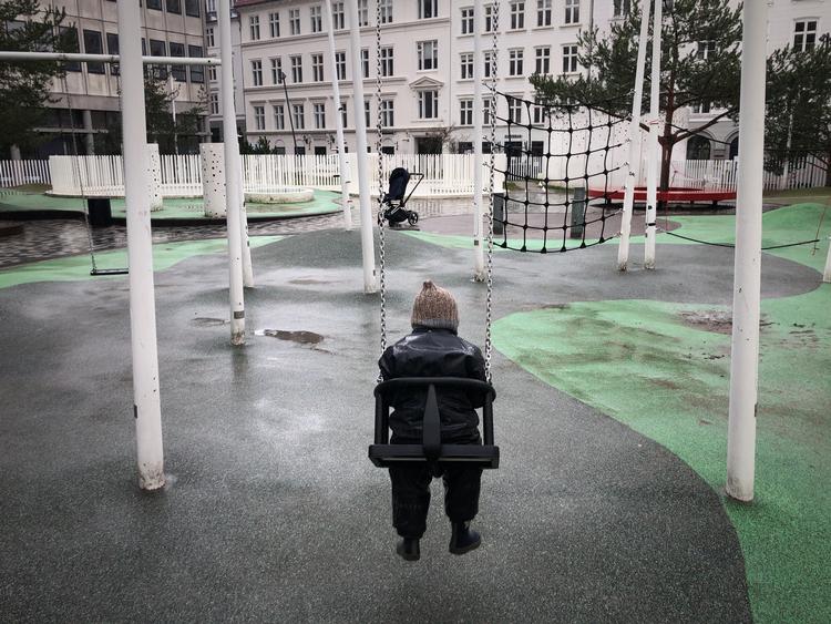 Alene på legepladsen, hvor børnene heller ikke må komme for tæt på hinanden. Foto: Peter Hove Olesen