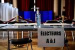     Flasken med håndsprit er allerede klar på bordet i et valglokale i Paris. Vælgerne skal overholde nye instrukser for at undgå smitte under valghandlingen. Men mange frygter for forløbet af 2. omgang af valget om en uge i de fleste større byer. Foto: Christophe Archambault/Ritzau Scanpix