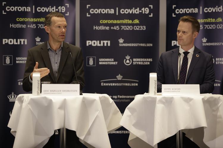 Direktør for Borgerservice Erik Brøgger Rasmussen (tv.) og Udenrigsminister Jeppe Kofoed (S) på et pressemøde i Udenrigsministeriet fredag. Foto: Peter Hove Olesen/POLFOTO