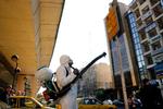 Iransk brandmand desinficerer en gade i hovedstaden Teheran..
  Foto: Str/Ritzau Scanpix