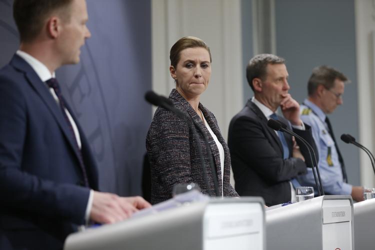 Mette Frederiksen meddelte fredag aften, at de danske grænser vil lukke den næste måned. 