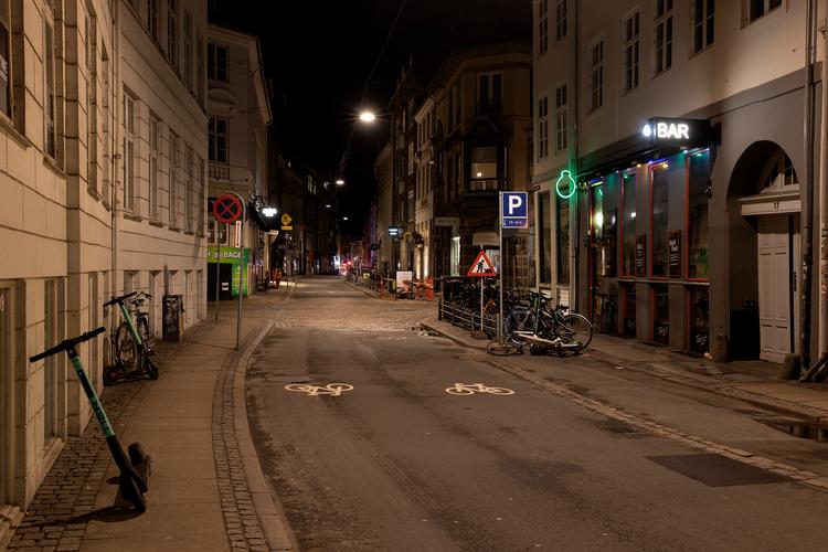 Normalt vælter berusede unge rundt i Vestergade om natten. Men ikke i nat: Beboerne i det indre København har for første gang i mands minde haft en rolig nat, hvor de kunne sove igennem Foto: Peter Hove Olesen/POLFOTO
