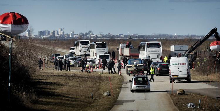 Ved grænsen til Sverige bliver alle bilister vist ned på Peberholm, hvor de 
skal vise pas.   Foto: Martin Lehmann/POLFOTO
