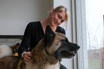 Line Nilssons hunde vil gerne motioneres hver dag. Tidligt om morgenen. Så selv om det er weekend, og selv om hun i disse dage arbejder hjemme på grund af corona, sover hun ikke længe.  