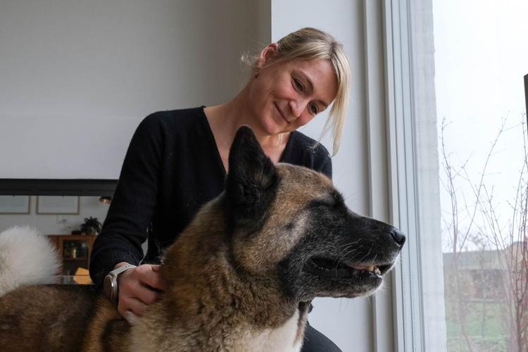 Line Nilssons hunde vil gerne motioneres hver dag. Tidligt om morgenen. Så selv om det er weekend, og selv om hun i disse dage arbejder hjemme på grund af corona, sover hun ikke længe.  