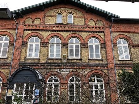 Den over 150 år gamle stationsbygning i Tønder er falmet med årene og skriger på vedligeholdelse. Foto: Murat Tamer